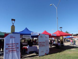 Vecinos de Las Compañías participando en el operativo social Municipio XL en la Plaza San Bartolomé