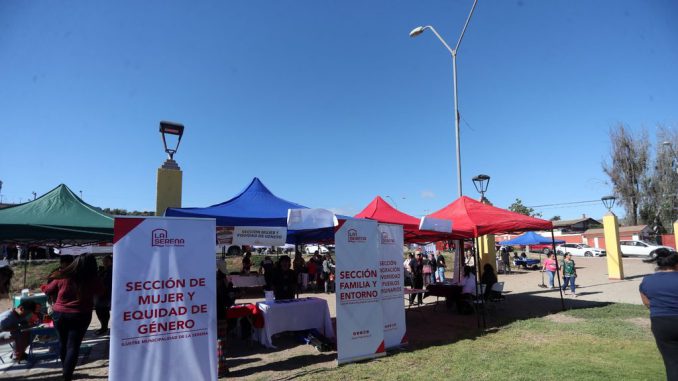 Vecinos de Las Compañías participando en el operativo social Municipio XL en la Plaza San Bartolomé