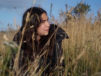Cartel y proyeccion del documental chileno Vuelvo donde nunca estuve sobre la identidad selknam
