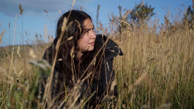 Cartel y proyeccion del documental chileno Vuelvo donde nunca estuve sobre la identidad selknam